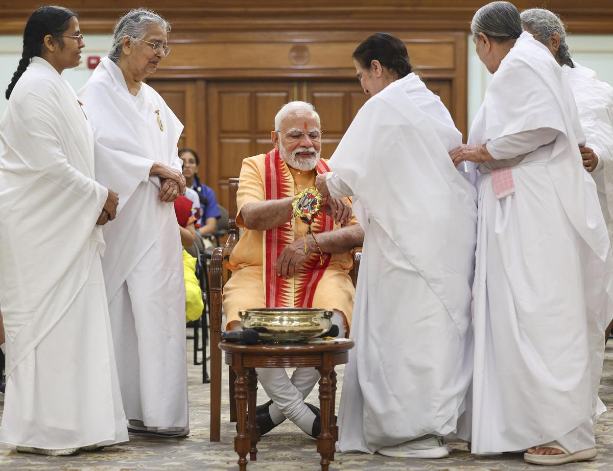 Bu görüntüde Başbakan Narendra Modi, 9 Ağustos 2025'te Raksha Bandhan Festival Kutlamaları sırasında. Fotoğraf: X/@Shehzad_ind PTI Fotoğrafı aracılığıyla Bu görüntüde Başbakan Narendra Modi, 9 Ağustos 2025'te Raksha Bandhan Festival Kutlamaları sırasında. Fotoğraf: X/@Shehzad_ind PTI Fotoğrafı aracılığıyla