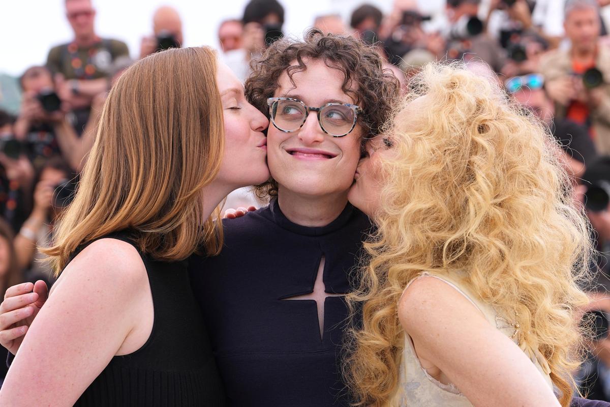 Hannah Einbinder, a partir da esquerda, a diretora Jane Schoenbrun e Gillian Anderson posam para os fotógrafos na chamada fotográfica do filme 'Teenage Sex and Death at Camp Miasma' durante o 79º festival internacional de cinema, Cannes, sul da França, quarta-feira, 13 de maio de 2026 Hannah Einbinder, a partir da esquerda, a diretora Jane Schoenbrun e Gillian Anderson posam para os fotógrafos na chamada fotográfica do filme 'Teenage Sex and Death at Camp Miasma' durante o 79º festival internacional de cinema, Cannes, sul da França, quarta-feira, 13 de maio de 2026