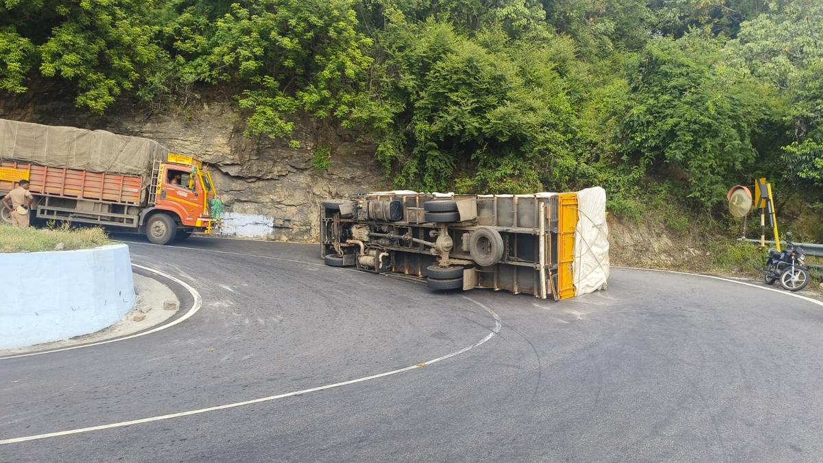 Traffic affected on Dhimbam ghat road as lorry tips over