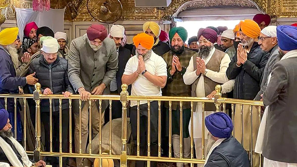 Bharat Jodo Yatra | Rahul pays obeisance at Fatehgarh Sahib gurdwara
