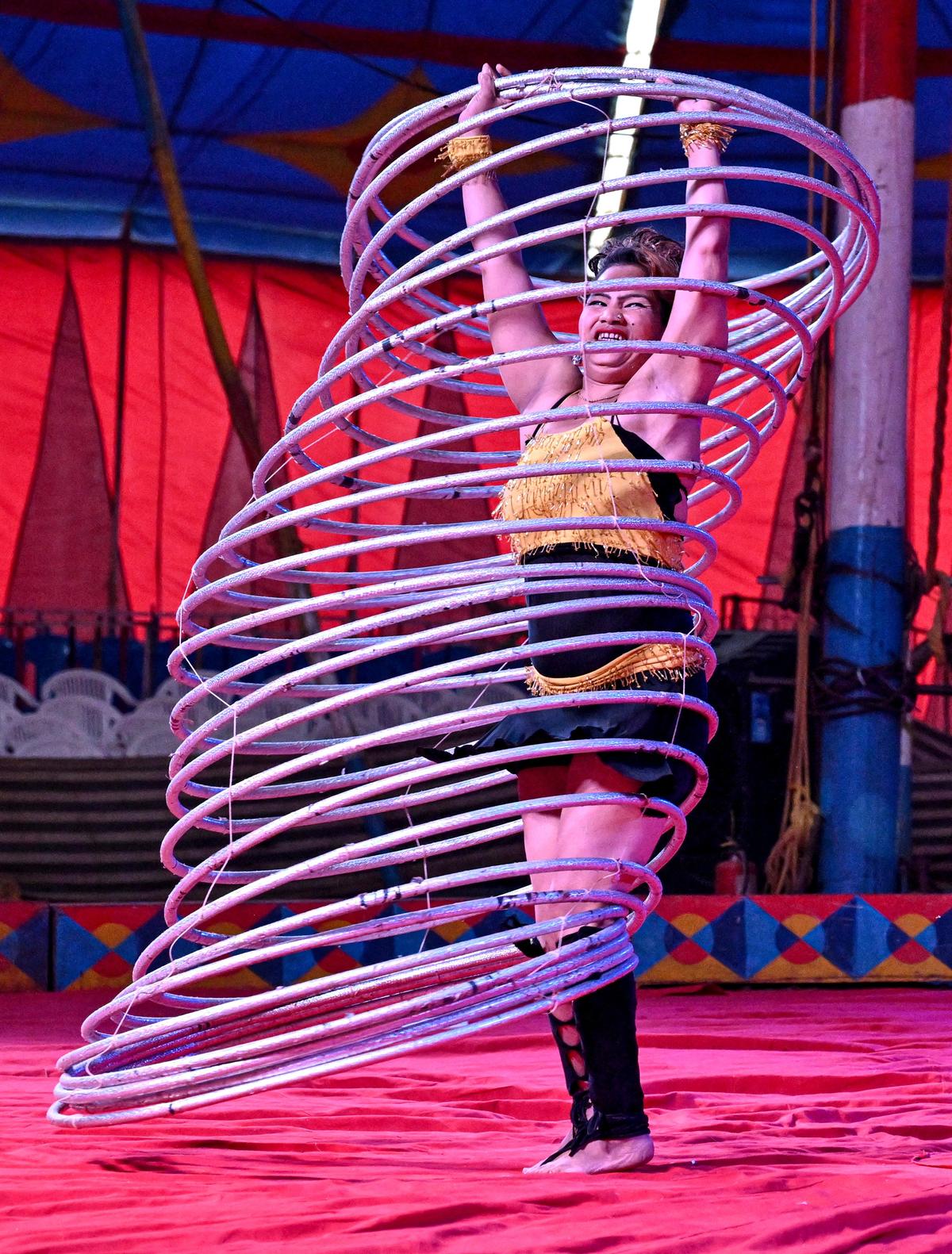 Um artista realizando proezas no Bingo Circus em Vepagunta em Visakhapatnam.