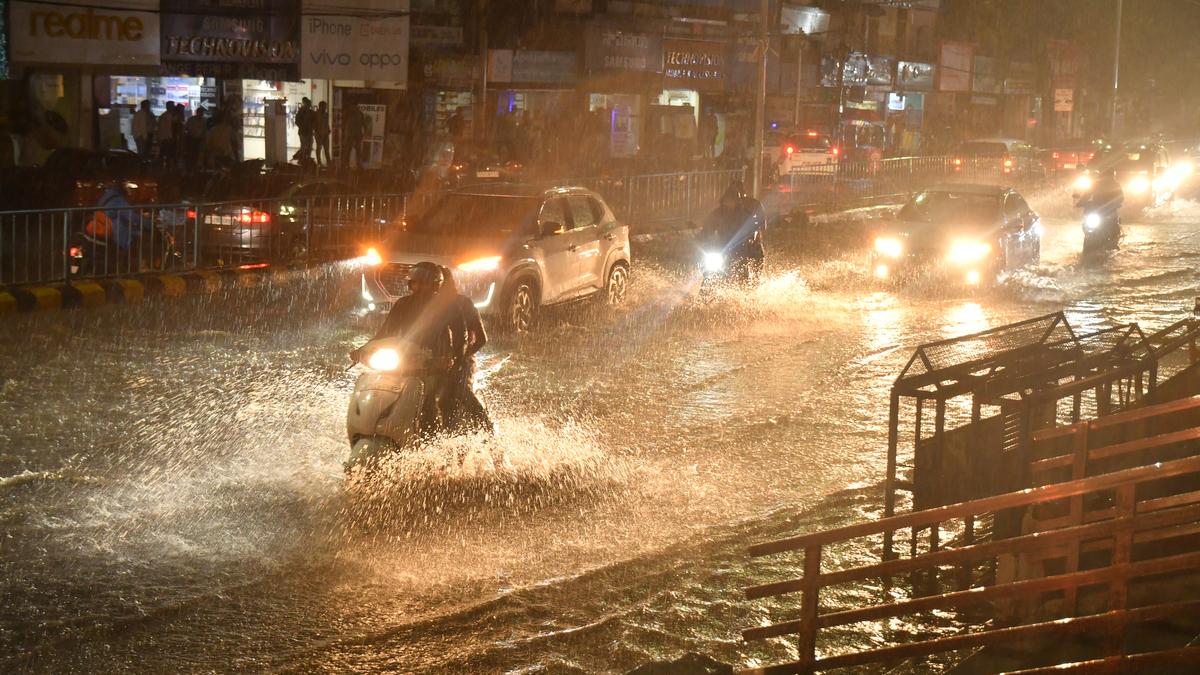 Heavy rain batters city, commuters stuck in traffic 
