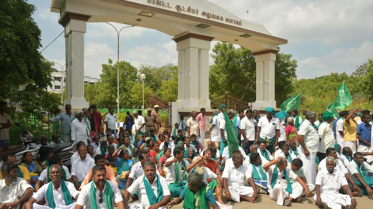 Farmers of Cauvery delta districts stage protest condemning detention of Tiruvannamalai protesters under Goondas Act
