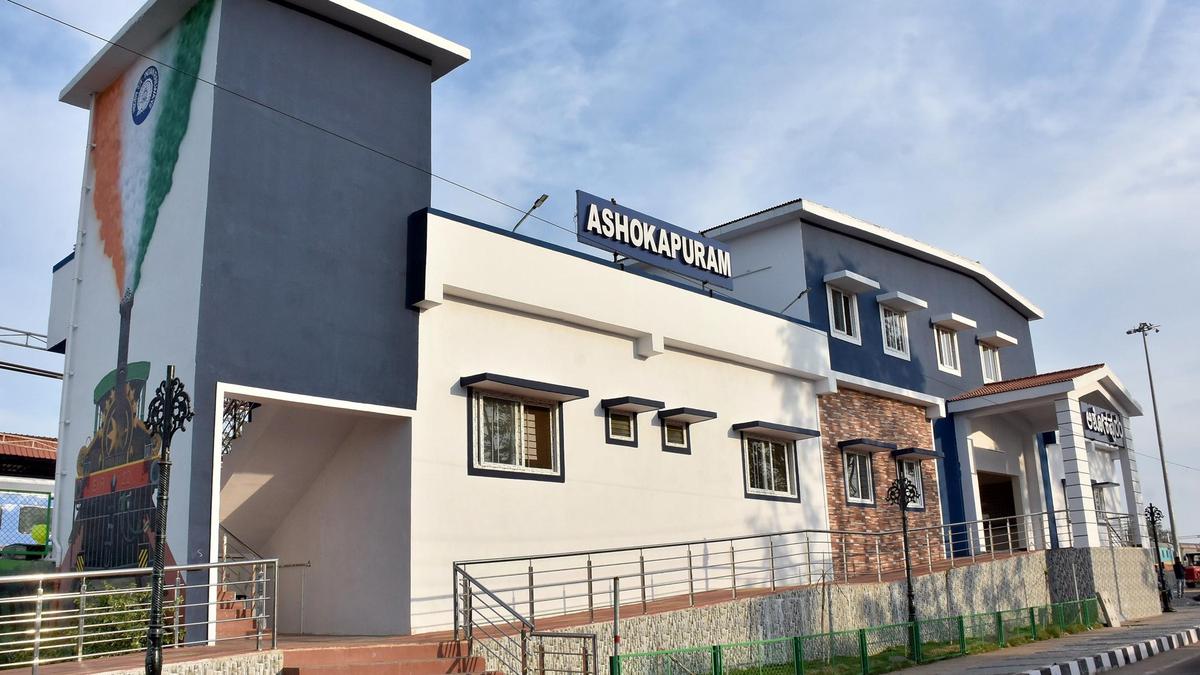 Tourist from Netherlands forgets guitar in train in Mysuru, RPF helps her get it back