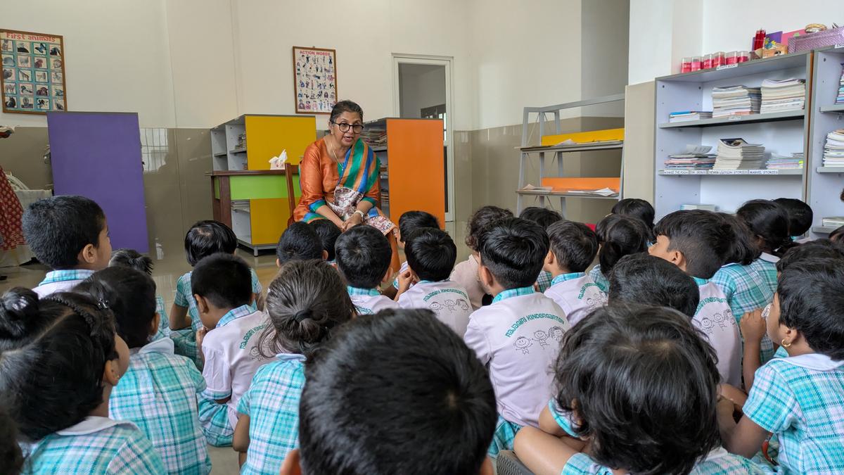पुष्पा मोहन एक कहानी कह रही है पुष्पा मोहन एक कहानी कह रही है