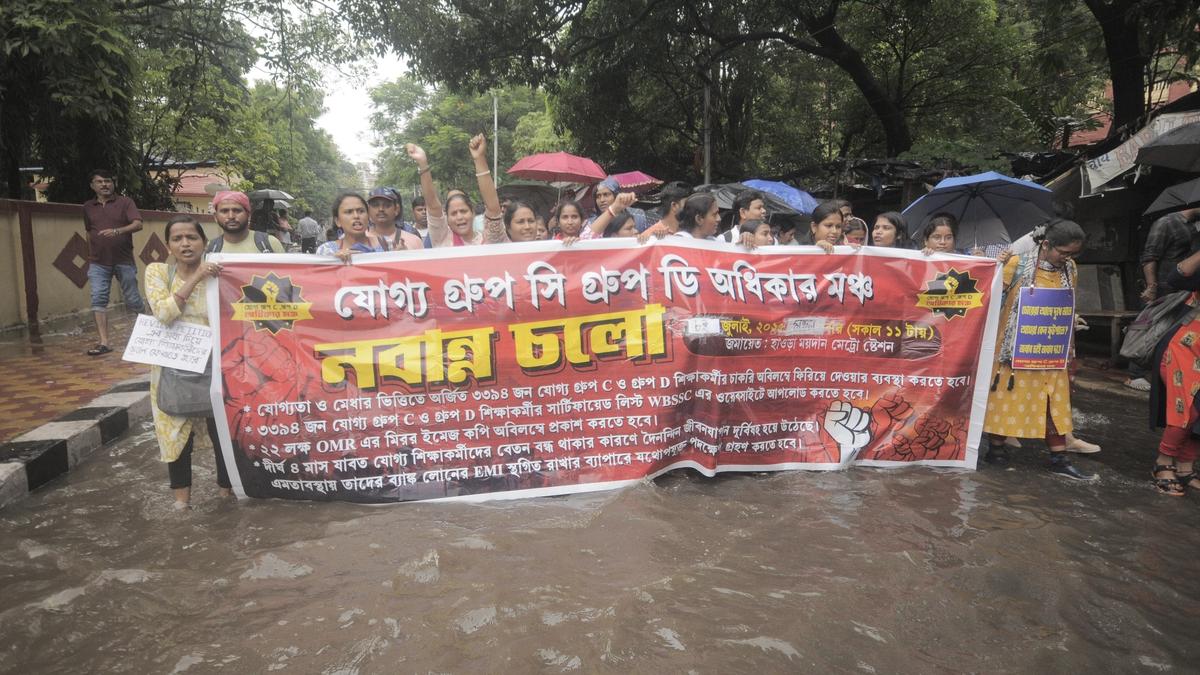 March to Bengal secretariat by non-teaching staff in schools stopped by police