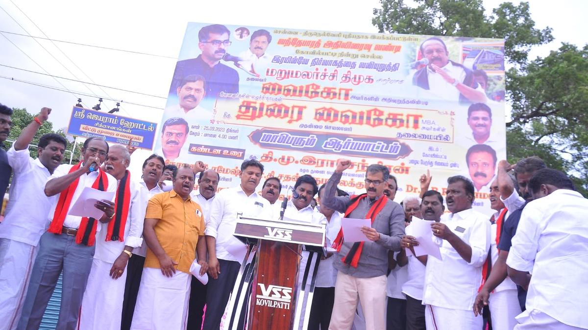 MDMK holds demonstration demanding Vande Bharat train stoppage at Kovilpatti
