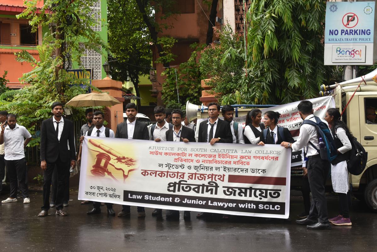 Kolkata, West Bengal, Students of South Calcutta Law College and various law colleges stage protests in Kolkata outside the institute premises in solidarity with the rape survivor. Photo DEBASISH BHADURI
