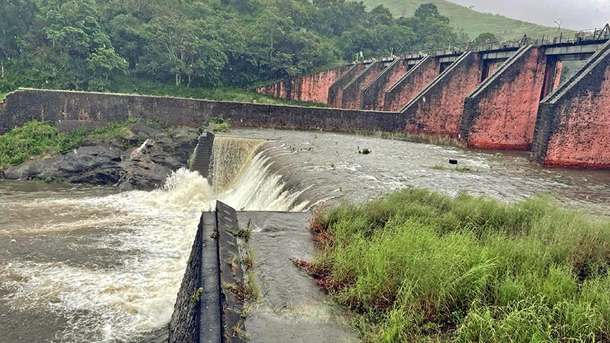 Water level in Mullaperiyar dam stands at 141.40 feet