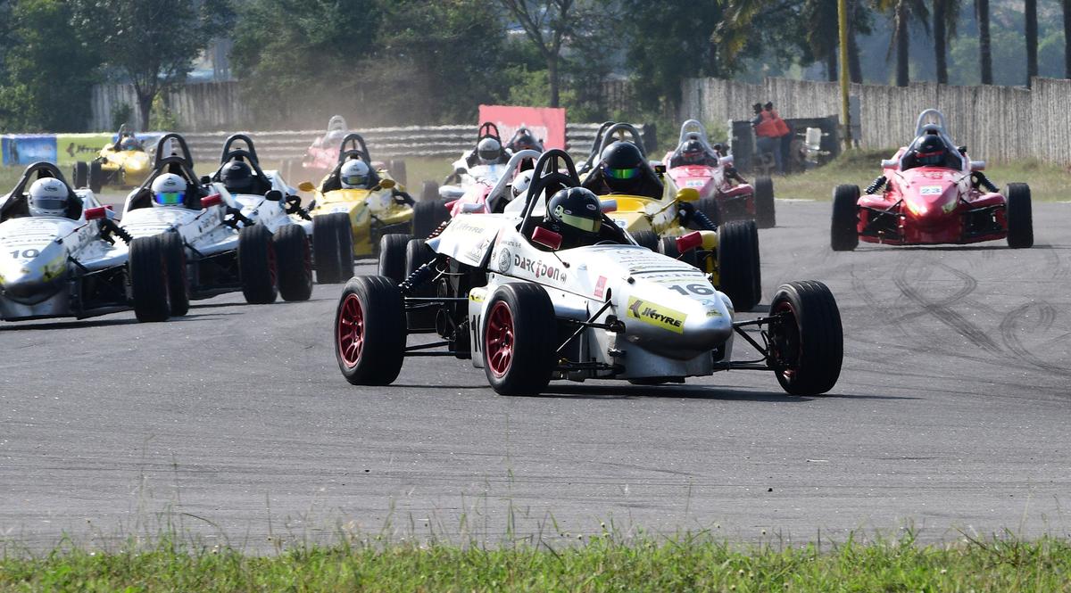 Ashwin Datta dari Dark Don Racing menantang yang terbaik untuk mencatatkan kemenangan yang nyaman dalam balapan pembuka untuk mobil Formula LGB4 di babak final Kejuaraan Balap Nasional JK Tire FMSCI ke-25 di Kari Motor Speedway di Coimbatore pada hari Sabtu.