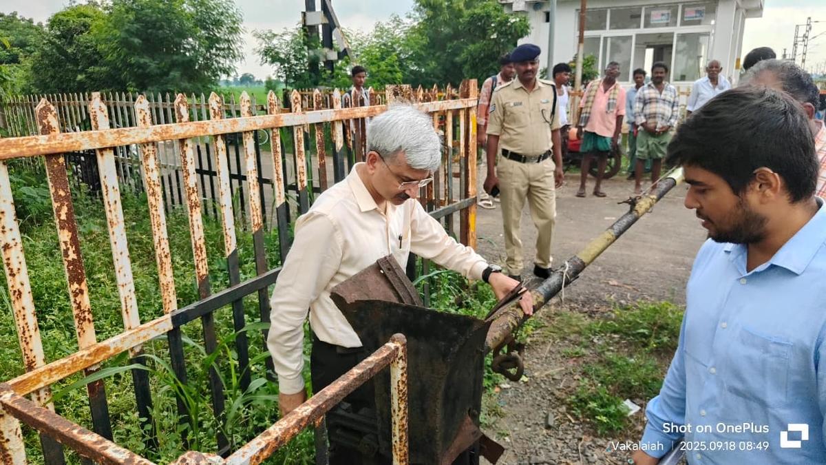 DRM inspects Machilipatnam, Narsapur, Gudivada stations, inquires about development works