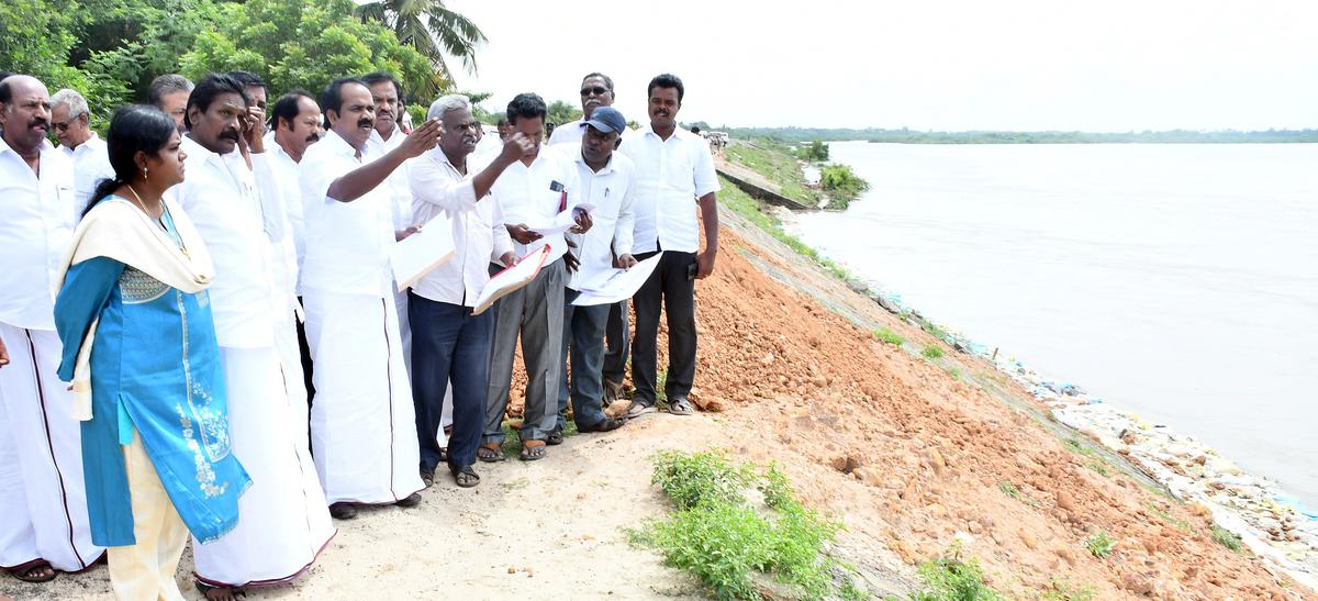 Villages continue to remain inundated along Kollidam river in Mayiladuthurai district