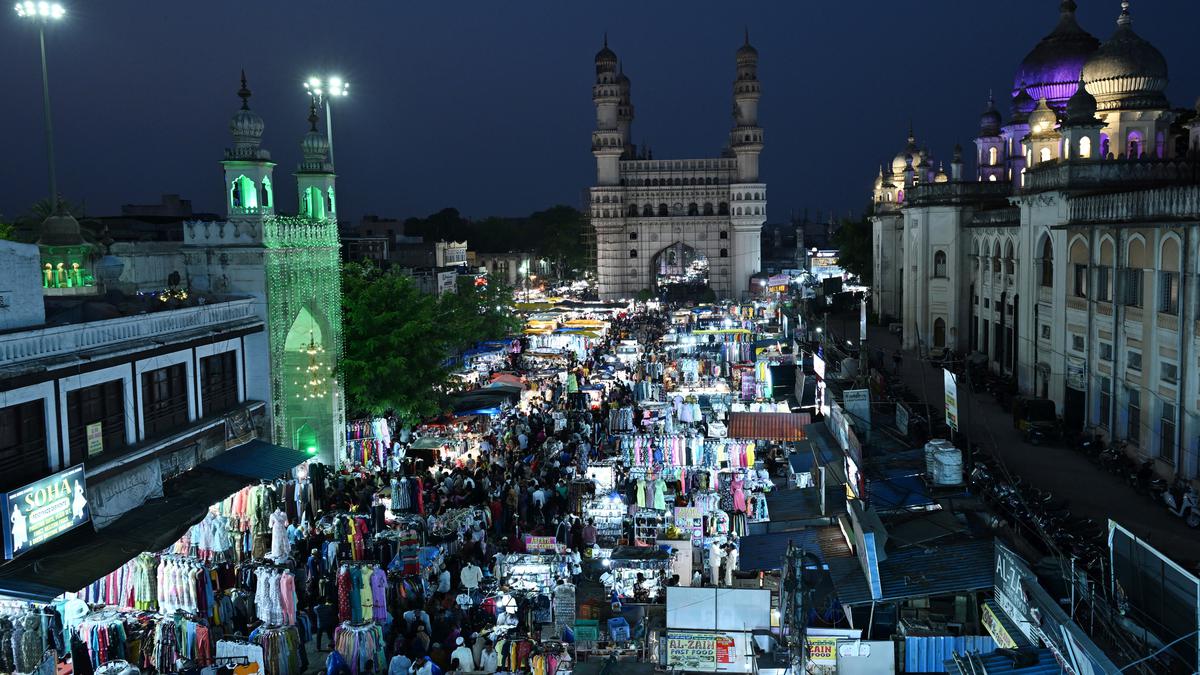 Hyderabad | Charminar choc-a-block with shoppers