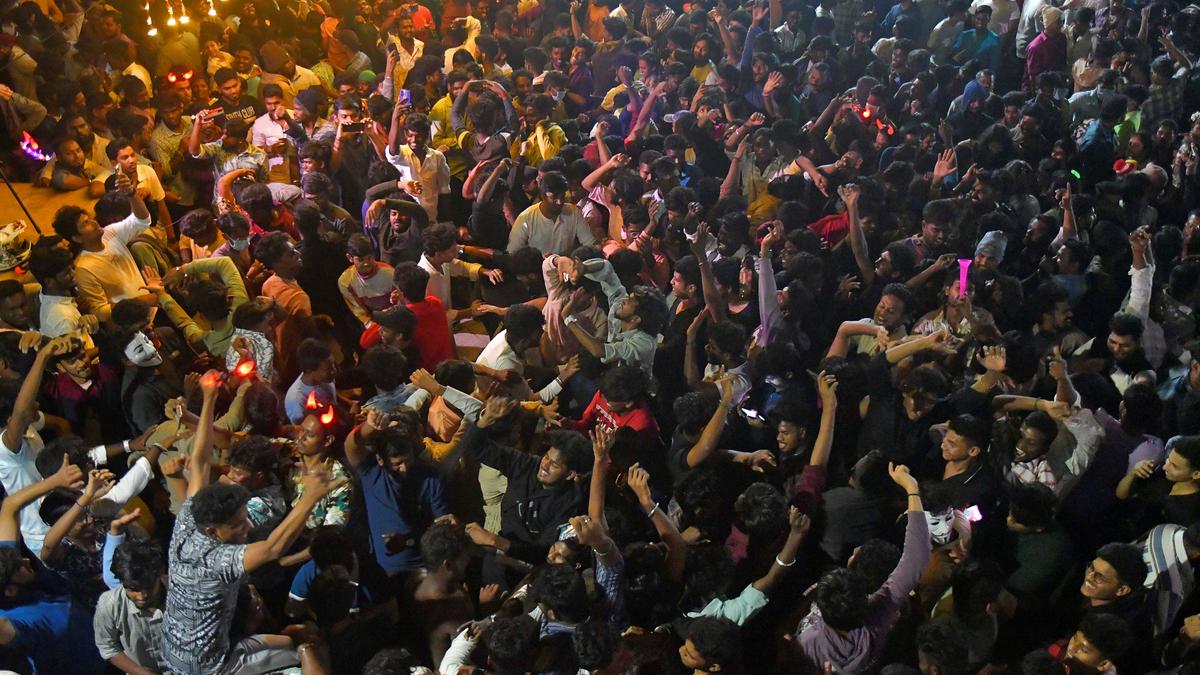 Hundreds gather on beach promenade in Puducherry to ring in New Year