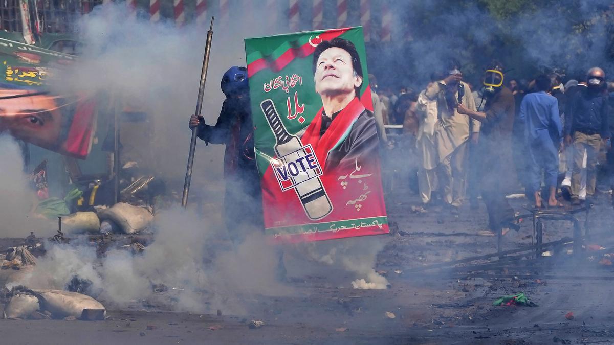 Pakistan Rangers retreat from Imran Khan's residence after court order; celebration among his supporters