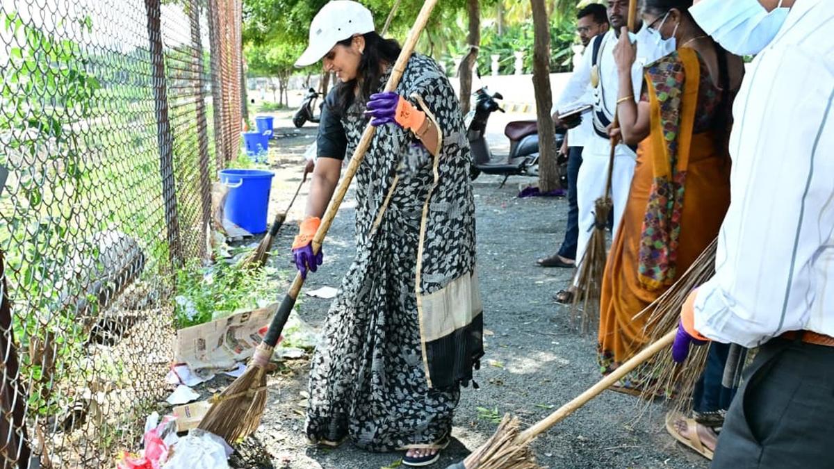 Kurnool Collector urges people to hand over garbage to sanitation workers