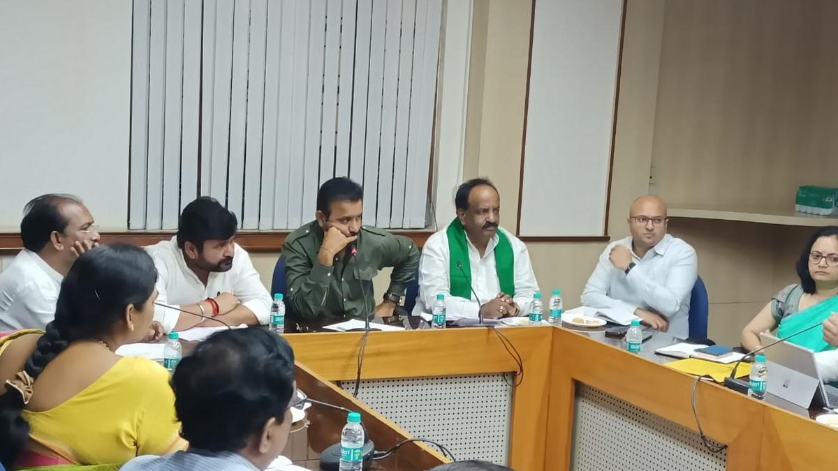 Ensure drinking water for people and livestock in Dharwad: Lad