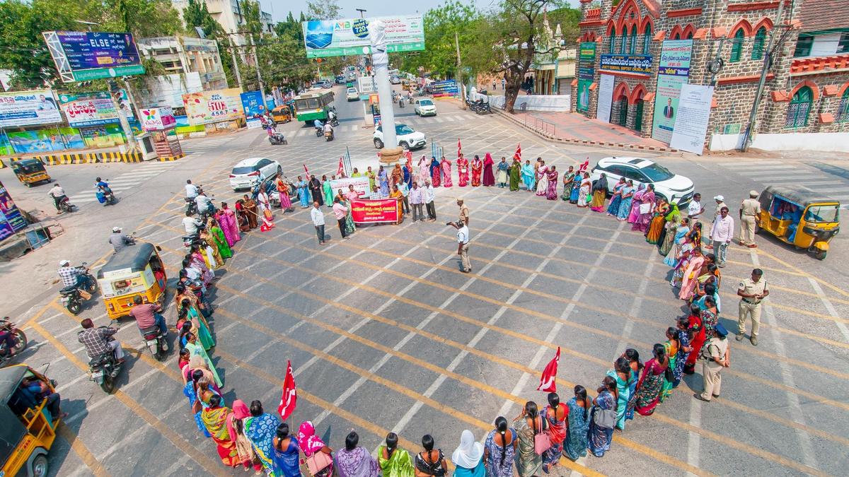Anganwadi workers condemn arrest of union members, stage protest in Ongole