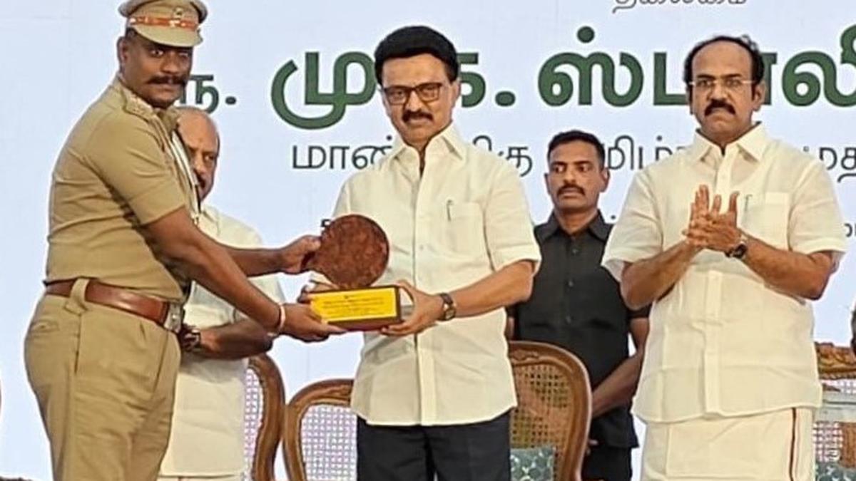 Coimbatore DFO, Boluvampatti FRO receive awards from Chief Minister