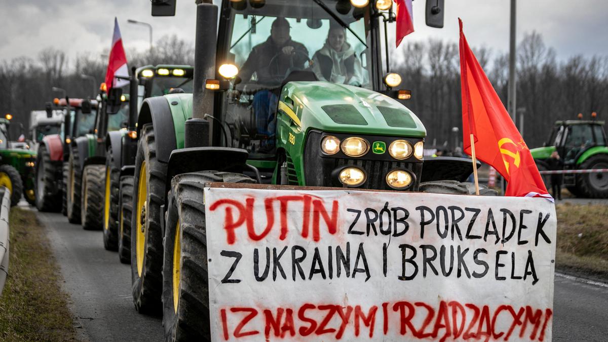 Poland warns farmers' pro-Putin slogans 'possibly' influenced by Russia