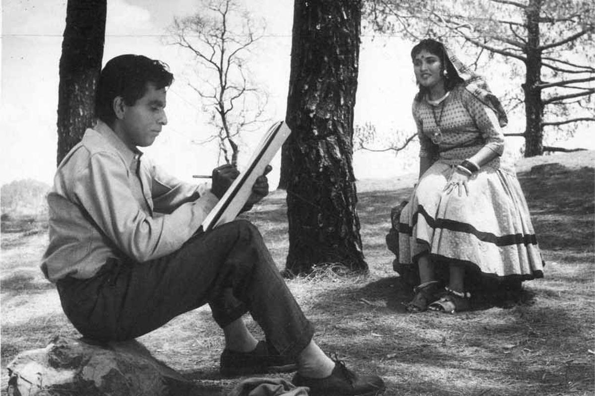 Dilip Kumar e Vyjayanthimala em 'Madhumati' de Bimal Roy, com história e roteiro de Ghatak. Dilip Kumar e Vyjayanthimala em 'Madhumati' de Bimal Roy, com história e roteiro de Ghatak.