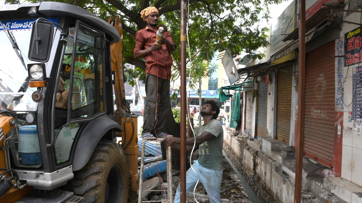 GMC launches drive to remove encroachment of drains in Andhra Pradesh’s Guntur