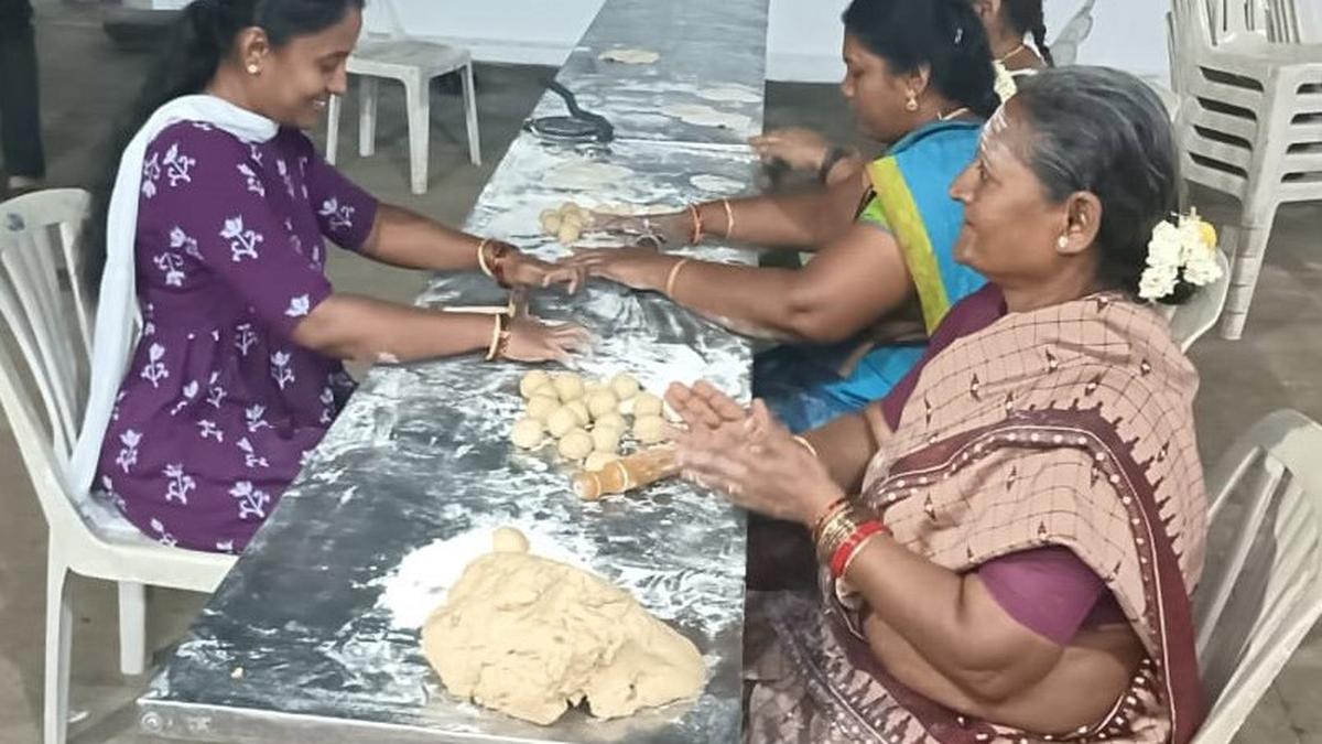 Volunteers prepare and dispatch 6,000 chappatis to Wayanad