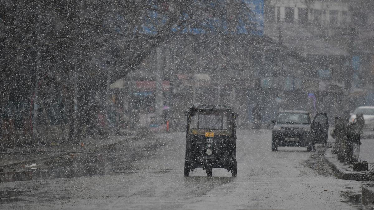 Fresh snowfall in Kashmir affects air, road traffic