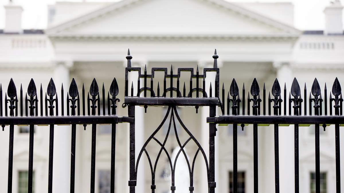 Driver dies after ramming car into White House gate