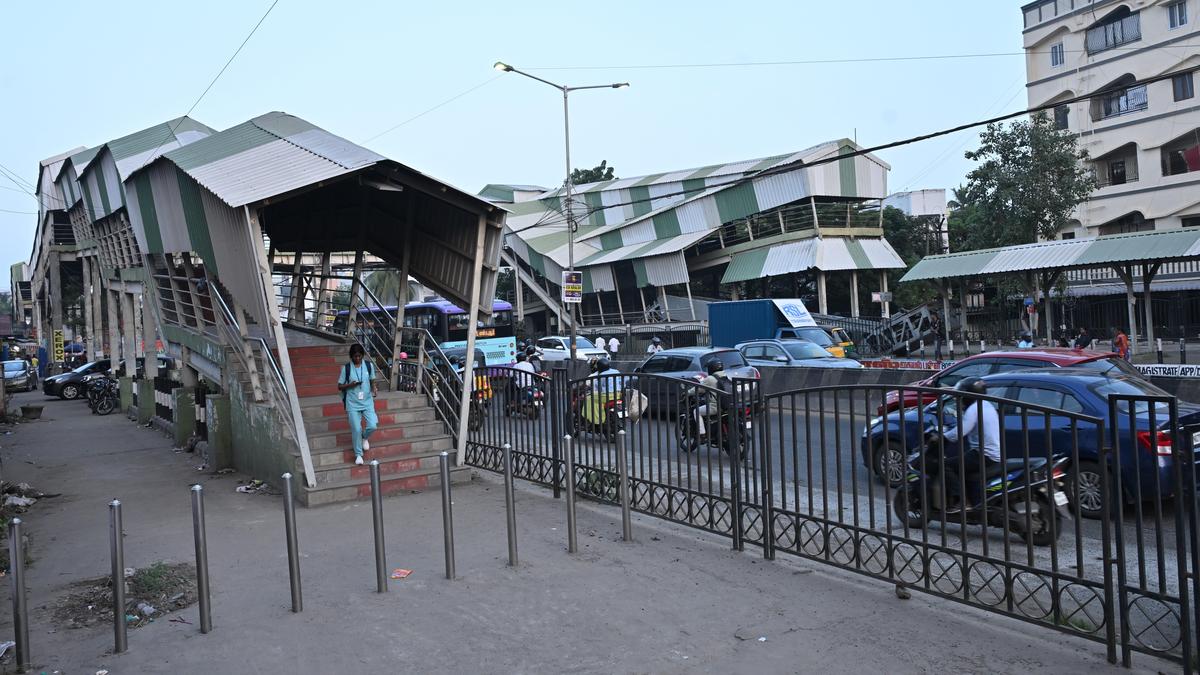 Foot over bridge at Chromepet and Taramani to get escalators
