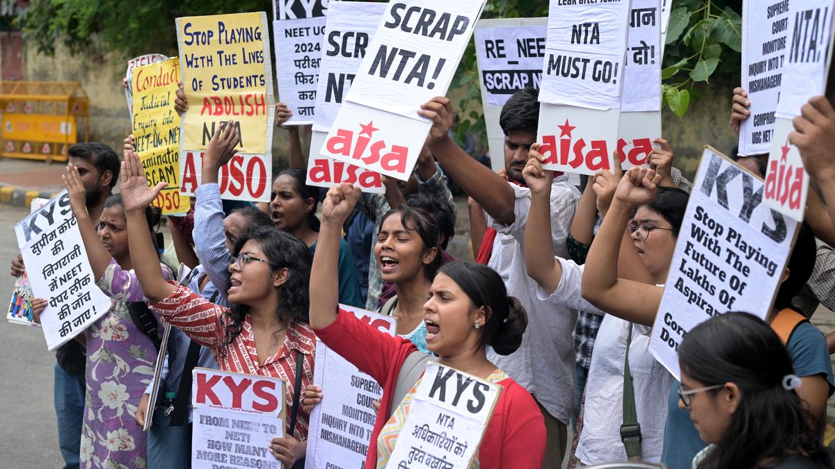 https://th-i.thgim.com/public/incoming/6w768a/article68663431.ece/alternates/LANDSCAPE_1200/STUDENT%20PROTEST%20ON%20NEET%20NET%20NEW%20DELHI%202.JPG