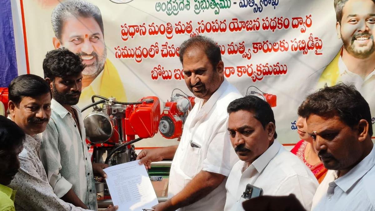 Hope Island fisherfolk receive fishing boat engines