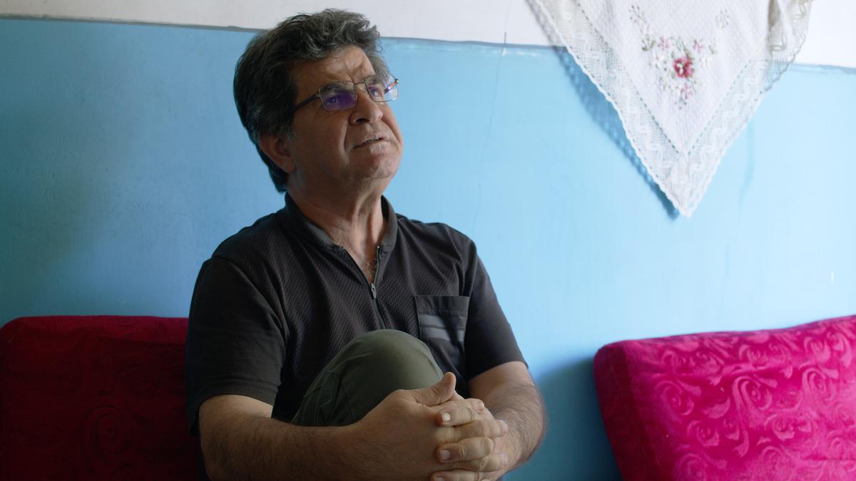 Jailed Iran filmmaker Jafar Panahi says on hunger strike