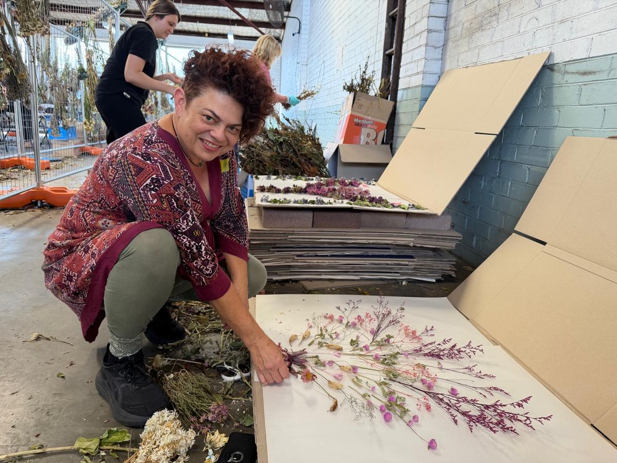 Il processo di conservazione degli omaggi floreali è meticoloso.