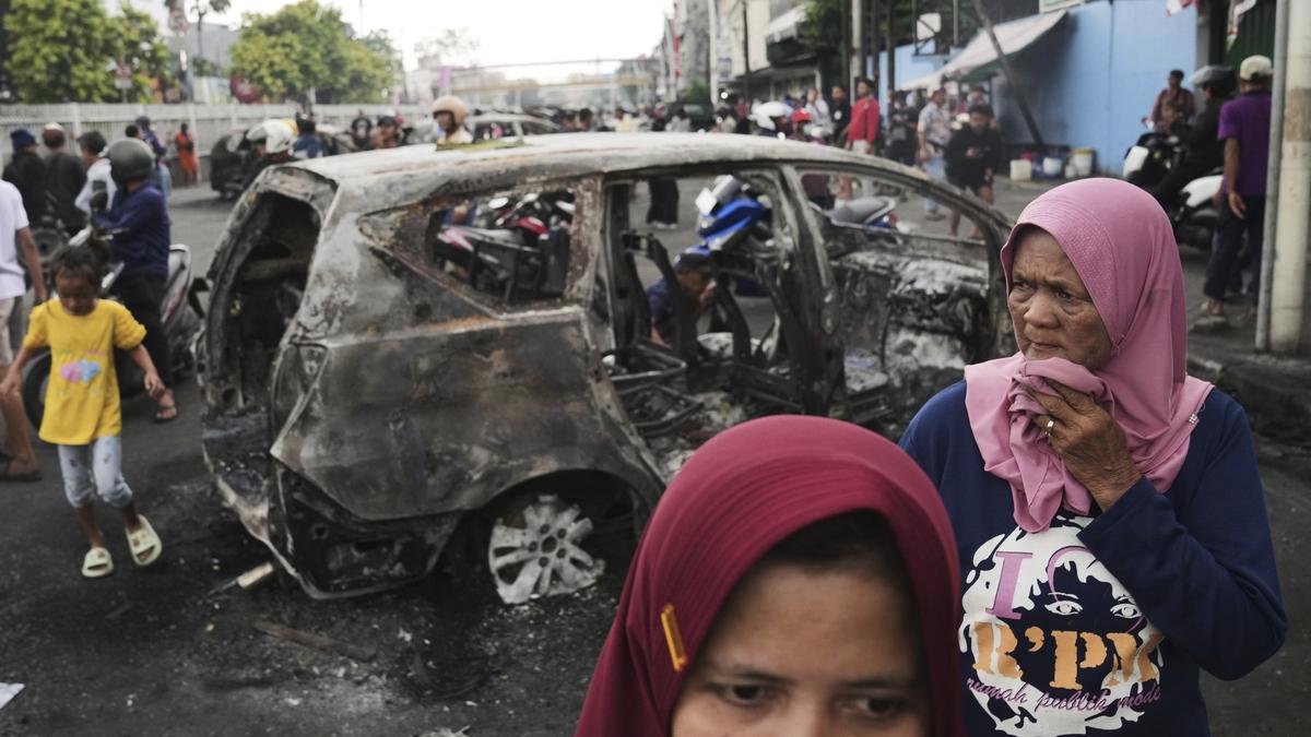 https://th-i.thgim.com/public/incoming/6y421q/article69992830.ece/alternates/LANDSCAPE_1200/APTOPIX_Indonesia_Protests_26316.jpg