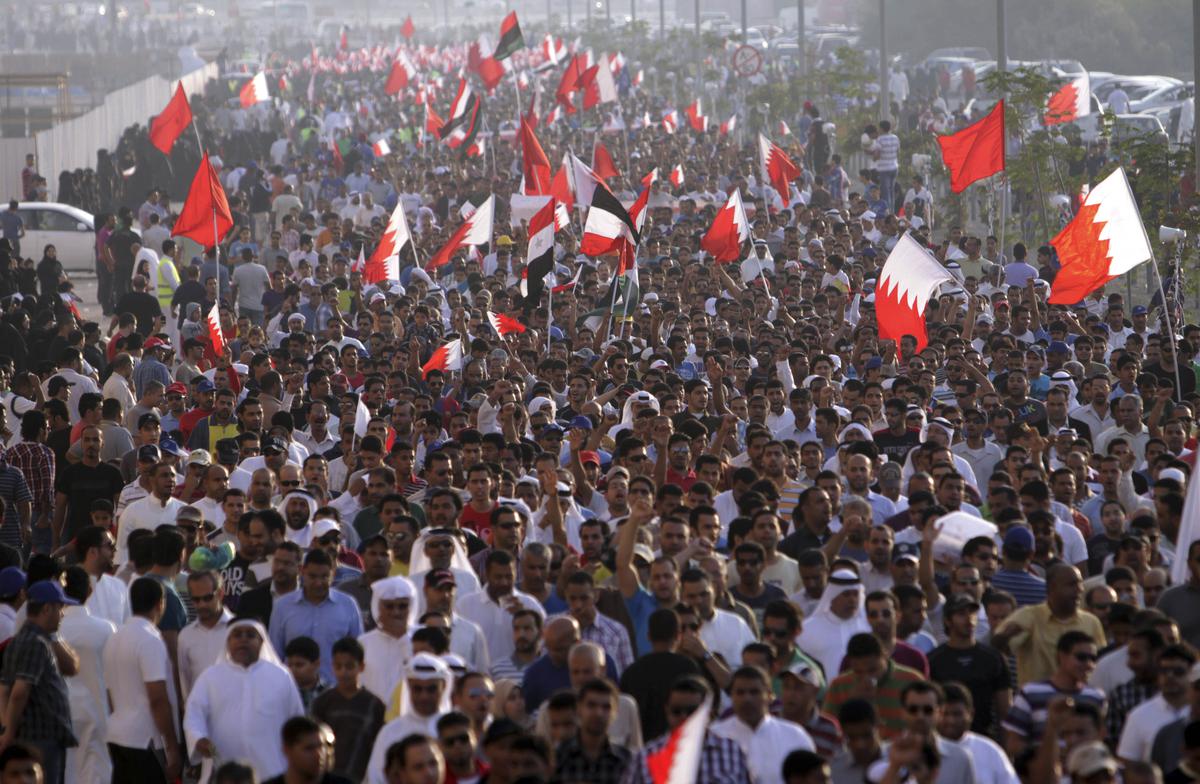 وردد المتظاهرون البحرينيون هتافات مناهضة للحكومة خلال مسيرة عام 2011 ، عندما لوحوا أعلام اليمن وليبيا والأردن ومصر وتونس إلى جانب الأعلام البحرينية على العلي البحريني. 
