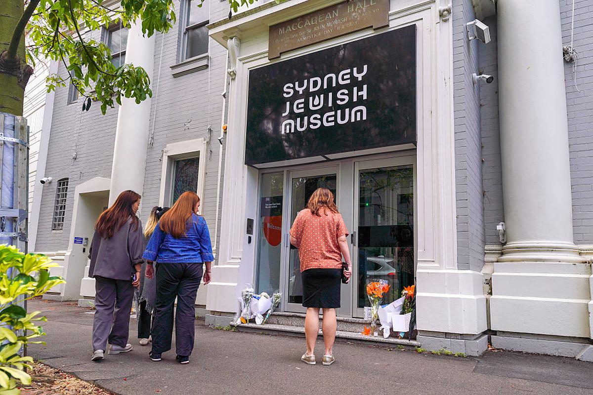 Le persone si riuniscono al Museo ebraico di Sydney per rendere omaggio il giorno dopo il massacro di Bondi Beach, dicembre 2025.