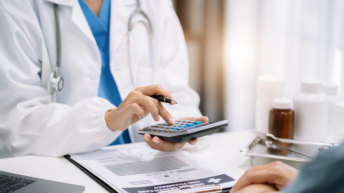 Karnataka bars treatment of private in-patients by government doctors - The Hindu