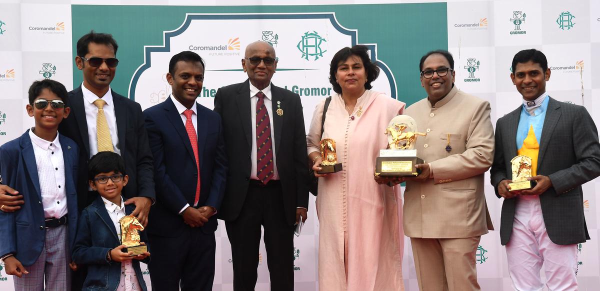 Narayanan Vellayan, second from left, president, Coromandel International Limited, and HRC Chairperson R. Surender Reddy, third from left, after presenting the winner’s trophy to Synthesis’ owners Ameeta Mehra, third from right and Anil Saraf, as Suraj Narredu, right, and trainer Rajesh Narredu, left, look on.