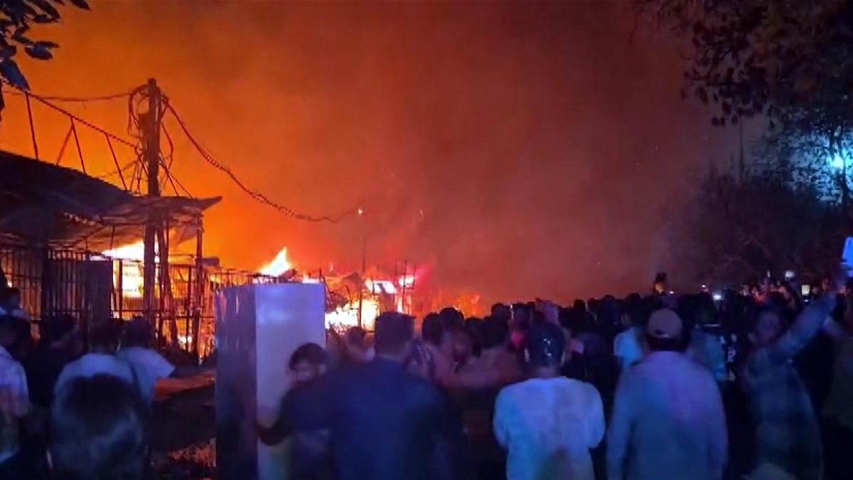 Fire breaks out in Delhi market, locals pelt stones at fire tenders over delayed response