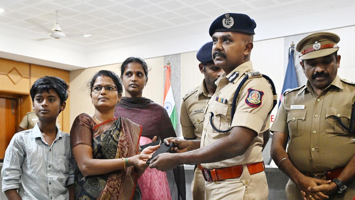 Coimbatore City police restore 168 stolen phones to complainants