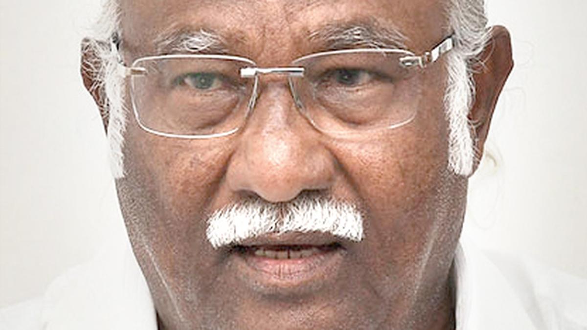 Former Minister Anwhar Raajhaa returns to AIADMK