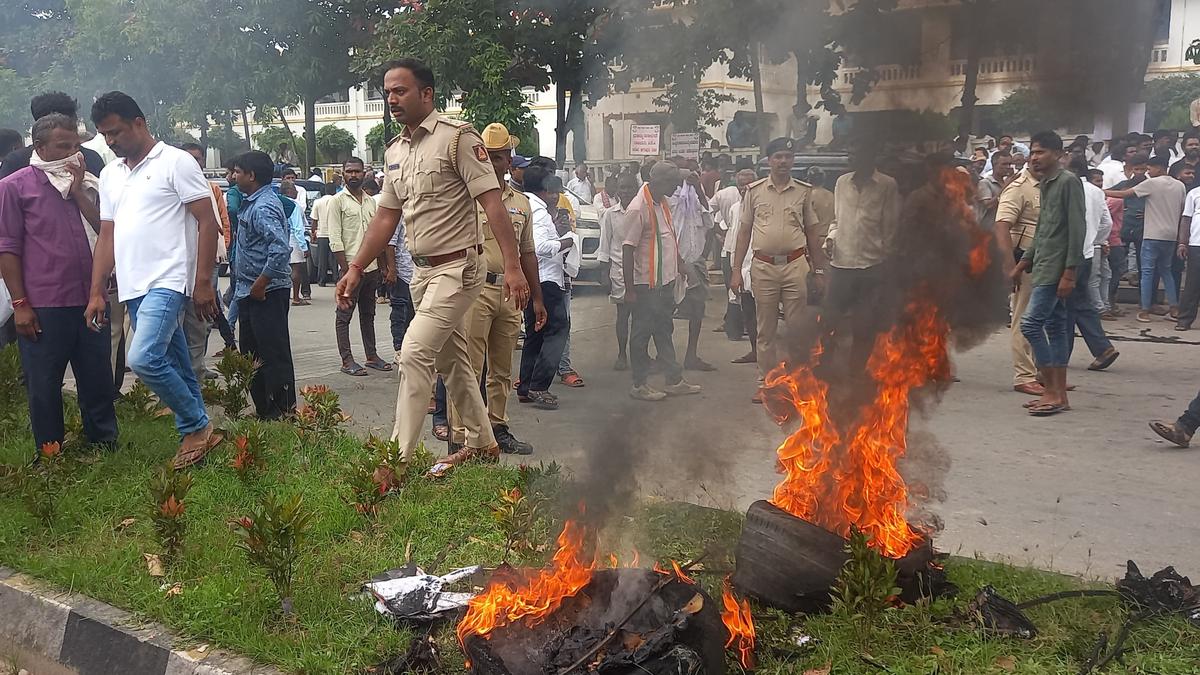 Congress workers stage protest against Governor in Shivamogga, Hassan
