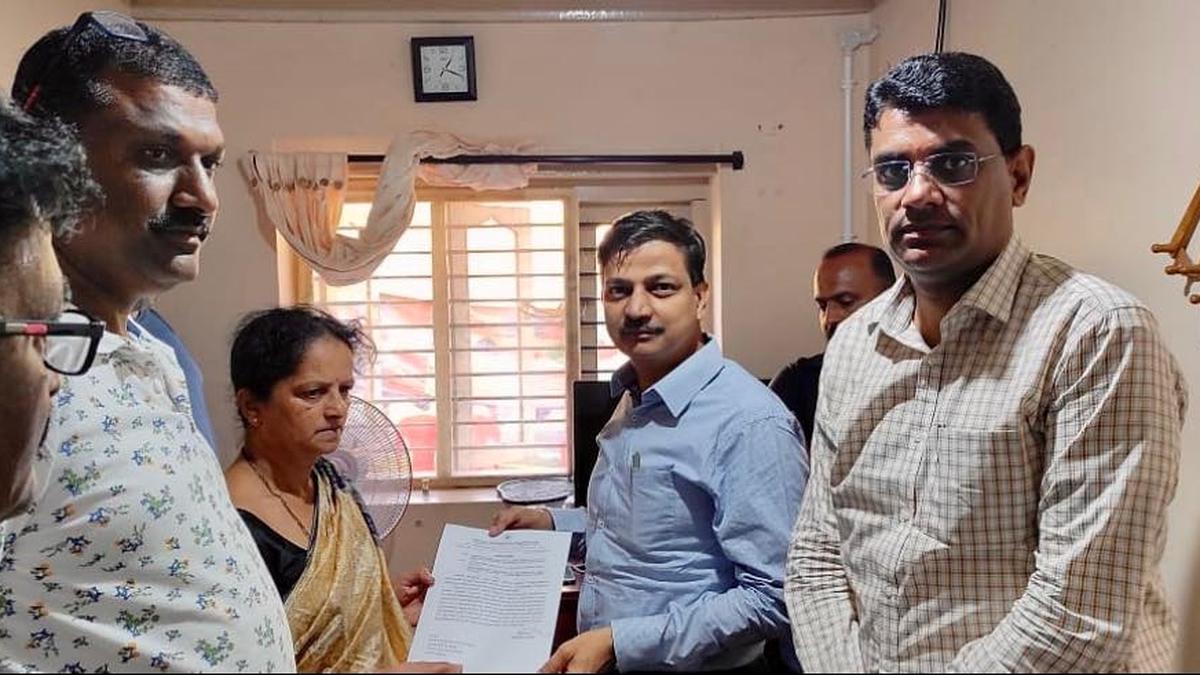 Death due to rain: Chikkamagaluru DC hands over letter of compensation