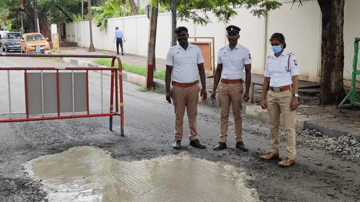 Dutiful traffic police personnel showered with praise by motorists in Coimbatore city