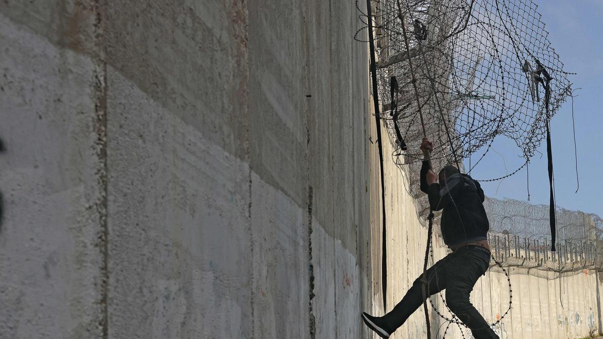 Israel clears final hurdle to start settlement construction that would cut West Bank in two