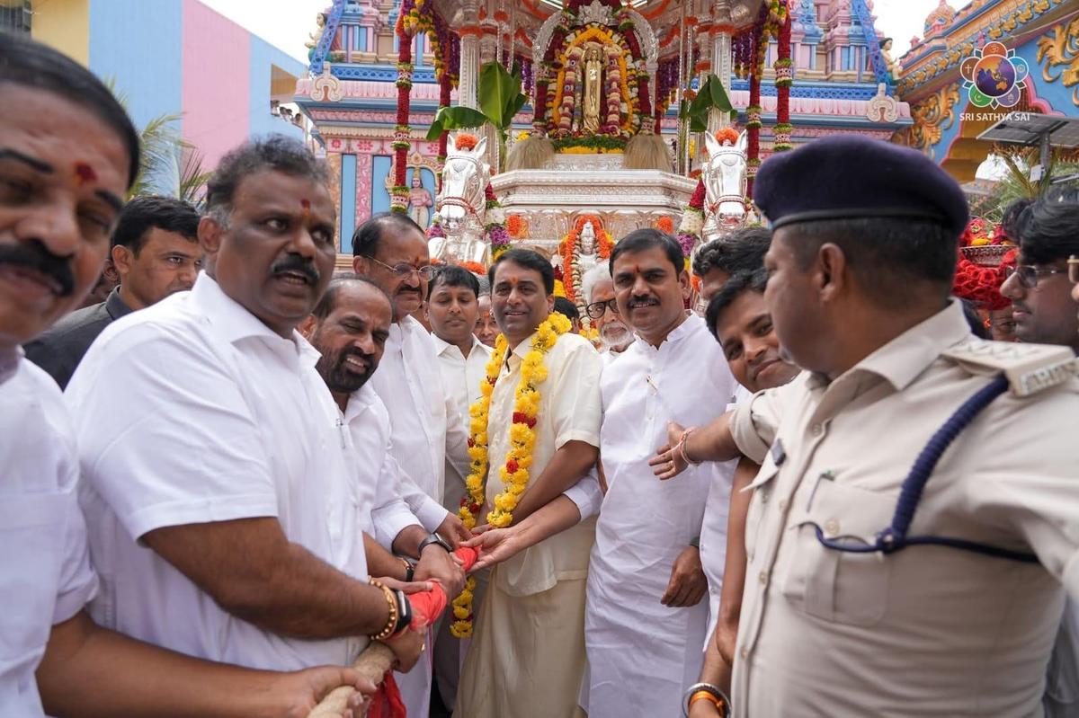Former Vice President M. Venkaiah Naidu, RJ Rathnakar, Managing Trustee, Sri Sathya Sai Central Trust, Ministers Anagani Satya Prasad and Y. Satya Kumar Yadav, participating in the first-ever Sri Sathya Sai Rathotsavam held as part of on November 18, 2025.