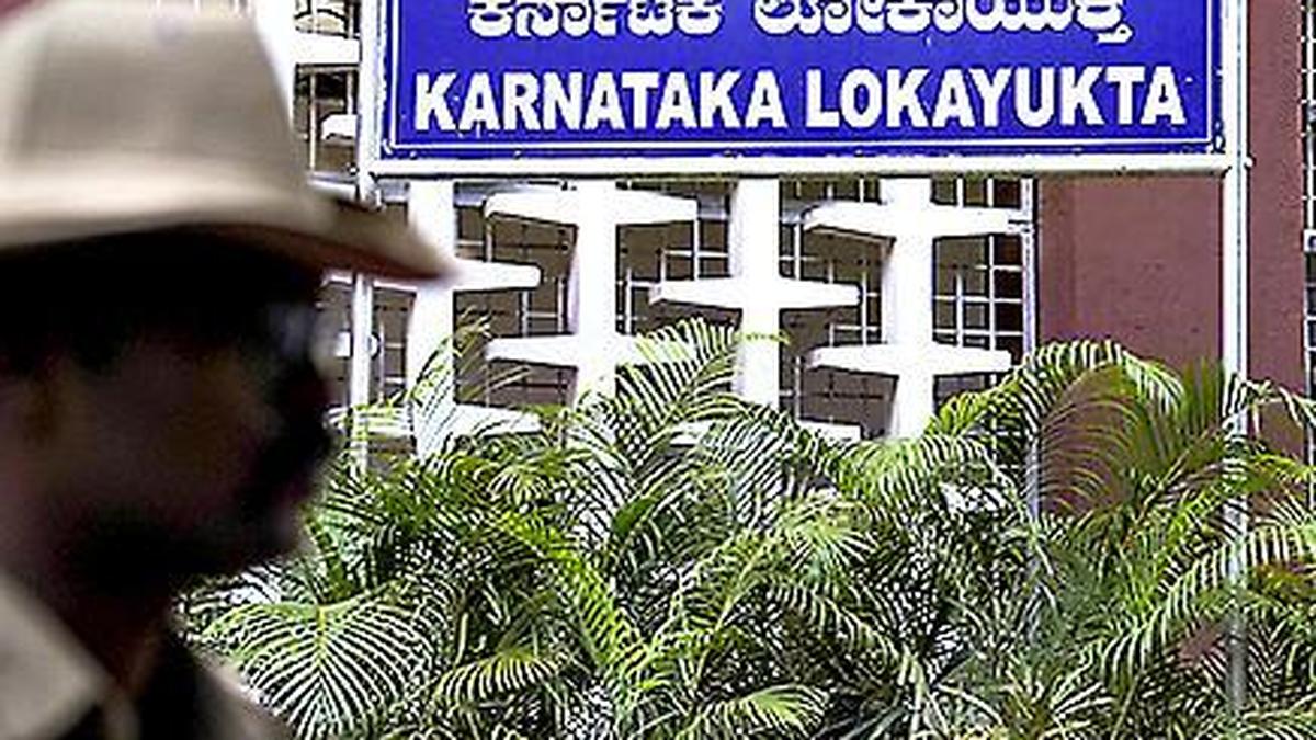 Lokayukta traps senior KAS officer, driver taking bribe