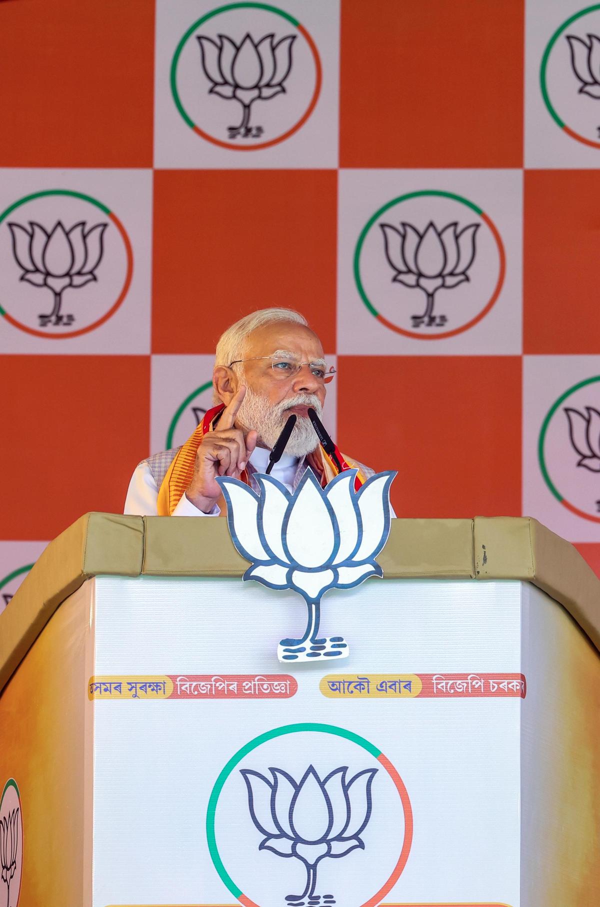 Perdana Menteri Narendra Modi berpidato di pertemuan publik yang mendukung kandidat BJP Shiladitya Dev menjelang pemilihan Majelis Legislatif Assam 2026 di Hojai.