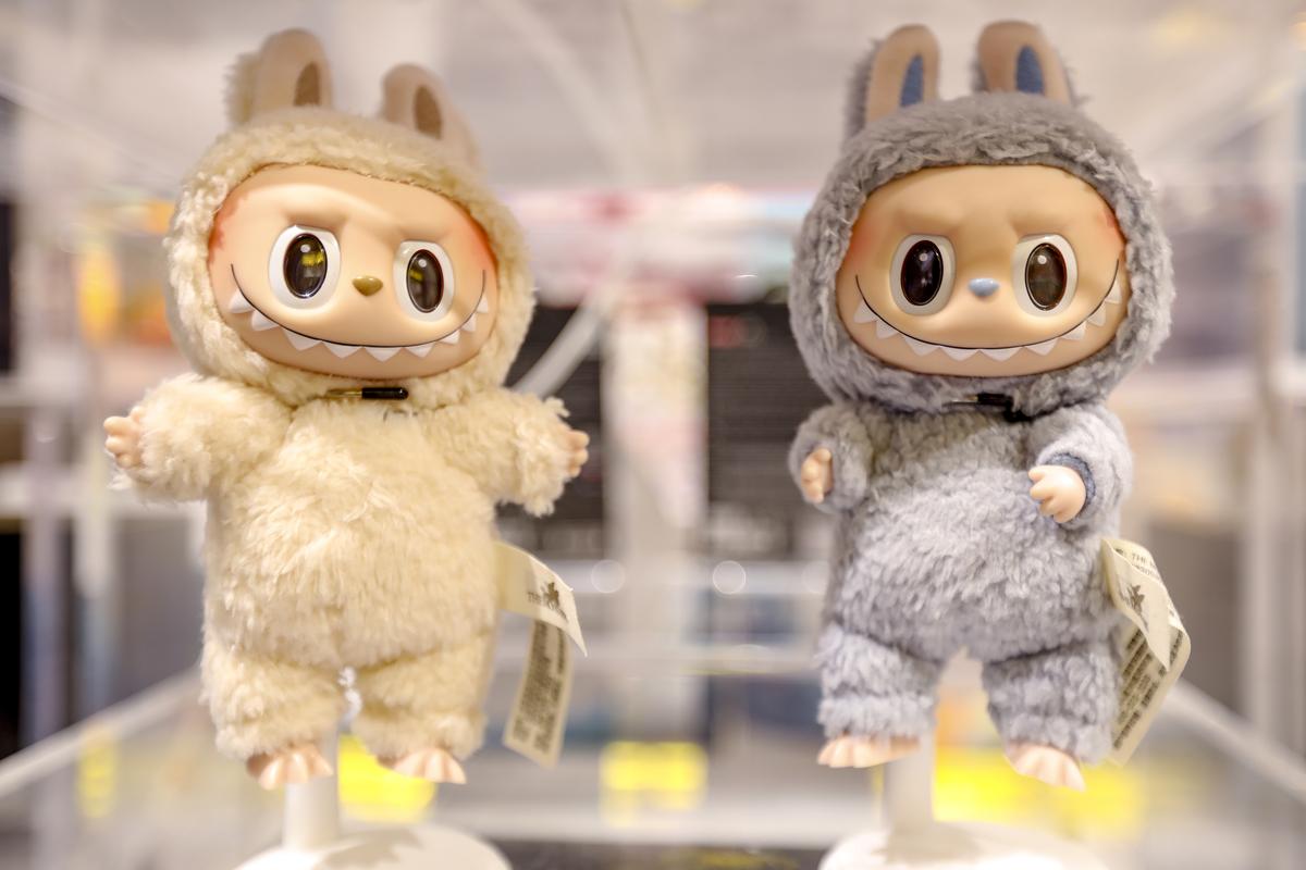 Figurki i lalki LaBubu są widoczne w sklepie Pop Mart w Szanghaju w Chinach Figurki i lalki LaBubu są widoczne w sklepie Pop Mart w Szanghaju w Chinach
